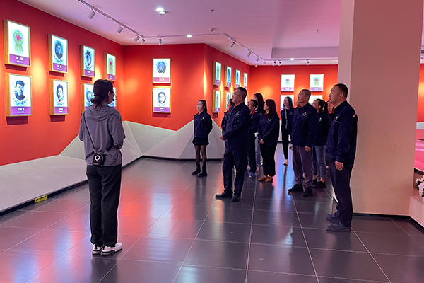 1706065034132968.jpg 1公司機關(guān)黨組織在大青山紅色文化公園開(kāi)展主題黨日活動(dòng).jpg