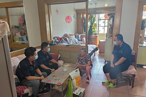 1706065303942223.jpg 1物資采供中心黨支部開(kāi)展“創(chuàng )建文明活動(dòng) 關(guān)愛(ài)空巢老人”志愿服務(wù)活動(dòng).jpg